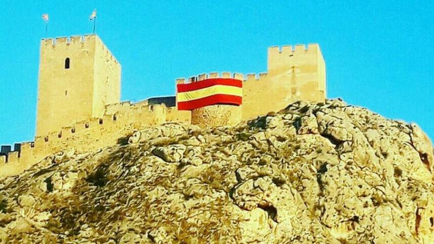 La enorme bandera era visible esta mañana entre las dos torres