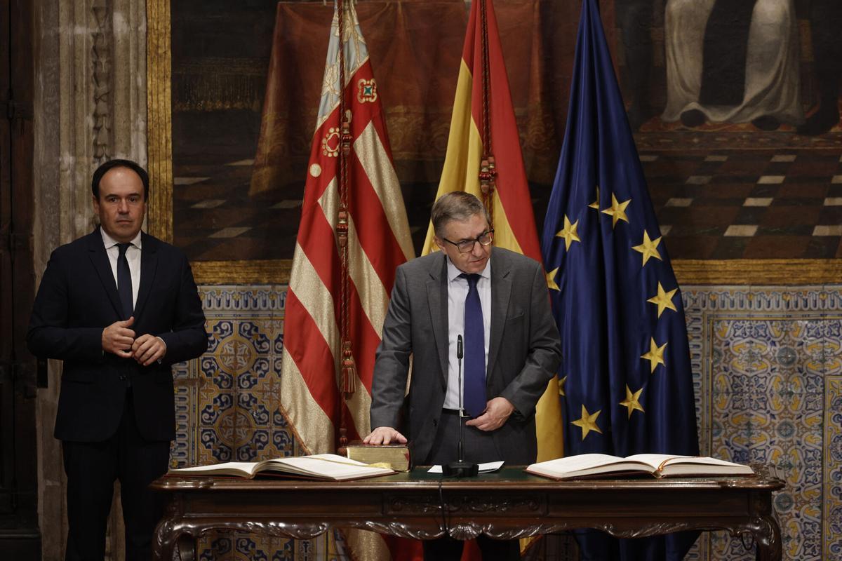 El conseller de Hacienda, José Antonio Rovira, toma posesión de su cargo ante el president Llorca.