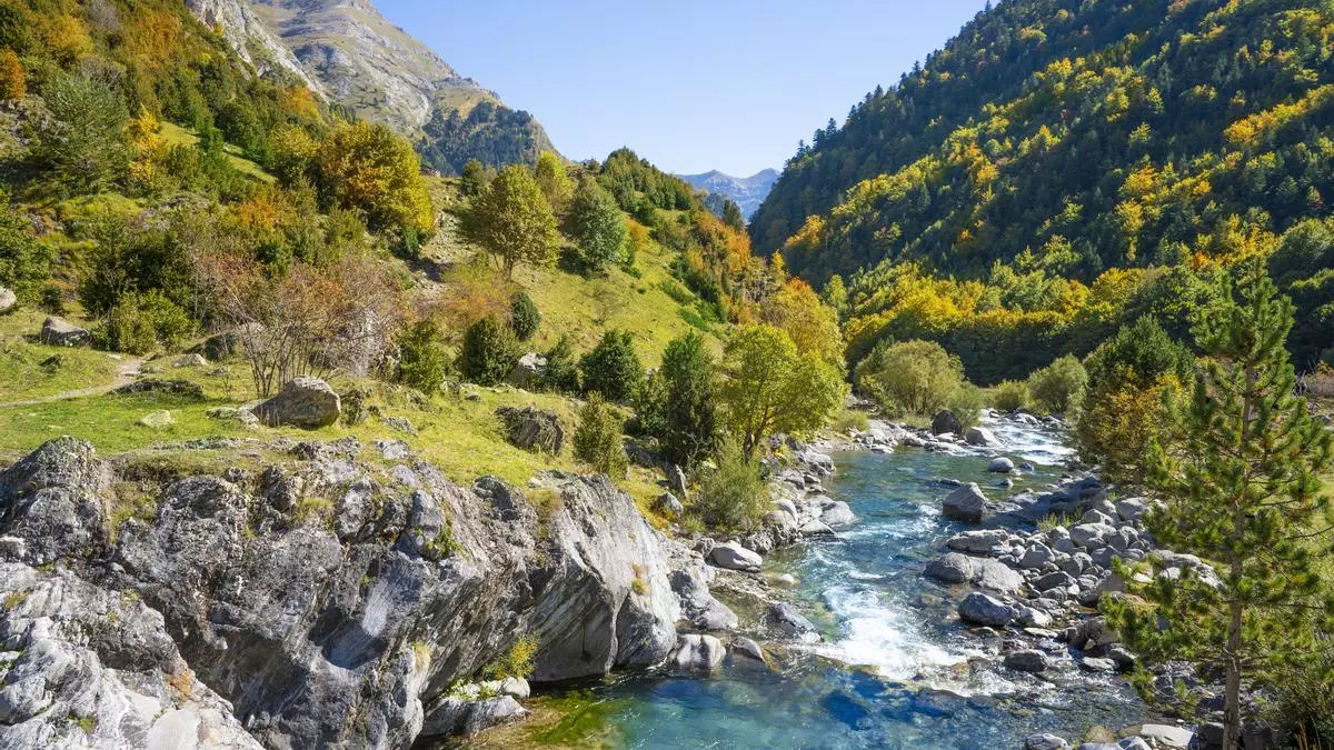 La piscina natural más bonita del Pirineo aragonés: a diez minutos de Jaca y rodeada de un increíble paisaje natural