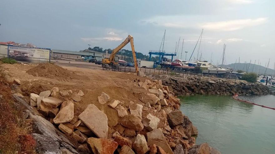 Denuncian el uso irregular de escombro de obra en el relleno del puerto deportivo de Baiona