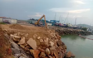 Denuncian el uso irregular de escombro de obra en el relleno del puerto deportivo de Baiona