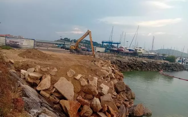 Denuncian el uso irregular de escombro de obra en el relleno del puerto deportivo de Baiona