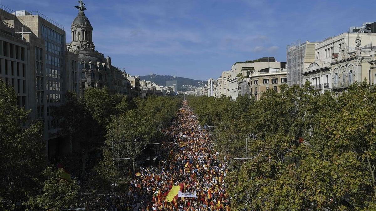 Miles de constitucionalistas marchan contra el `procés¿ en Barcelona