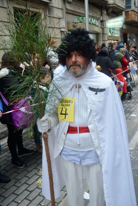 El desfile de comparsas llena las calles de la ciudad de disfraces, colores y buen humor.