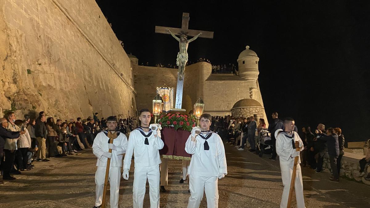 Centenares de vecinos y visitantes presenciaron la procesión de anoche.