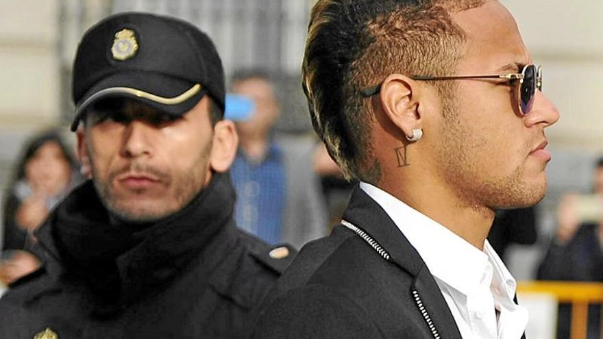 La fiscalía brasileña denuncia a los Neymar, Bartomeu y Rosell
