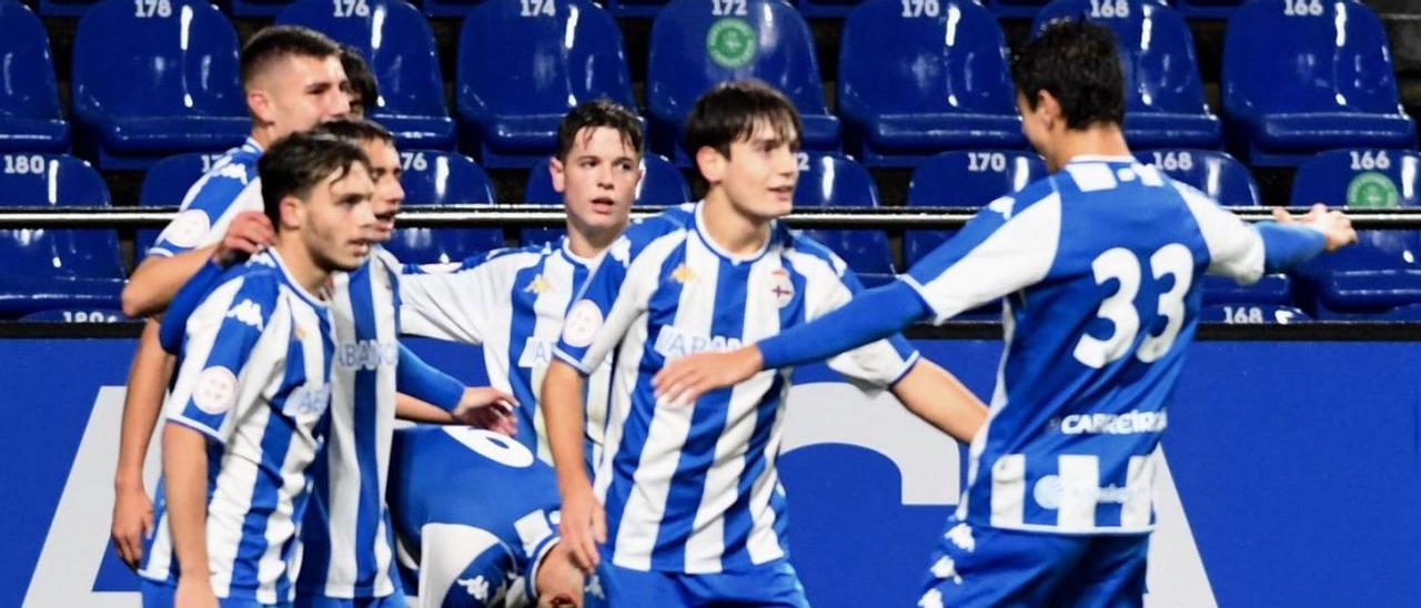 Nájera, en el centro, celebra uno de sus goles esta temporada en la Youth League. |  // CARLOS PARDELLAS