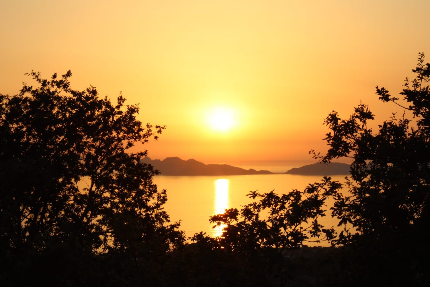 Del espectacular ocaso a la luminosidad de una luna en su plenitud en Vigo