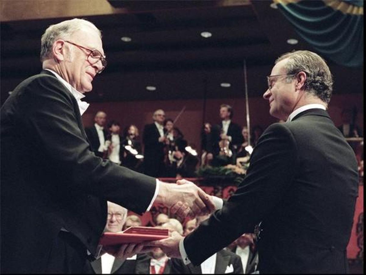 Sherwood Rowland, a l’esquerra, rep el premi Nobel de Química de la mà del rei suec Carles XVI Gustau (dreta), a la sala de concerts d’Estocolm, Suècia. Sherwood Rowland, a l’esquerra, rep el premi Nobel de Química de la mà del rei suec Carles XVI Gustau (dreta), a la sala de concerts d’Estocolm, Suècia.