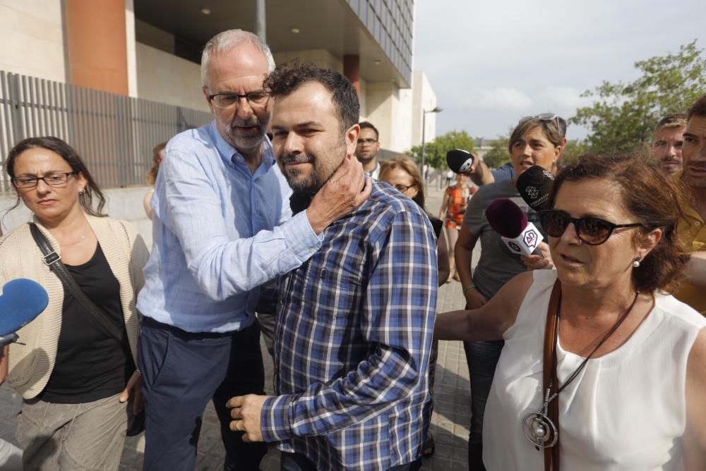 Xavier Simón se abraza a Manuel Reguart a la salida del juzgado