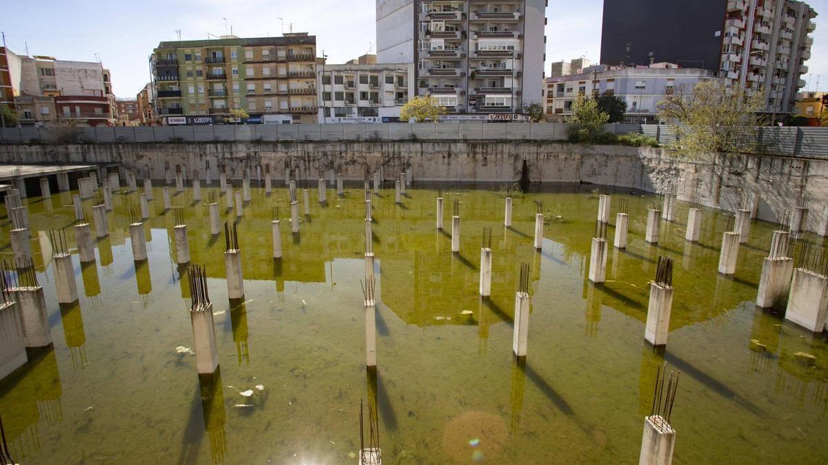 El solar de la caller Joanot Martorell, repleto de agua estancada, en una imagen de la semana pasada.