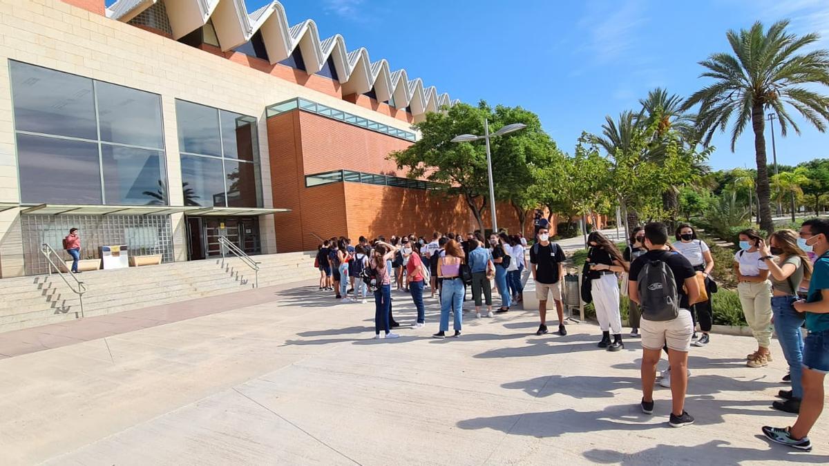 Alumnos esperando hoy a la presentación de diferentes grados en la UMH