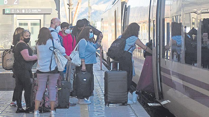 Pasajeros suben al tren en la estación del Carmen