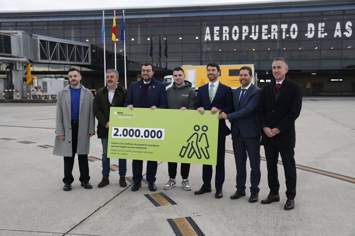 Así fue el recibimiento del pasajero dos millones en el aeropuerto de Asturias.