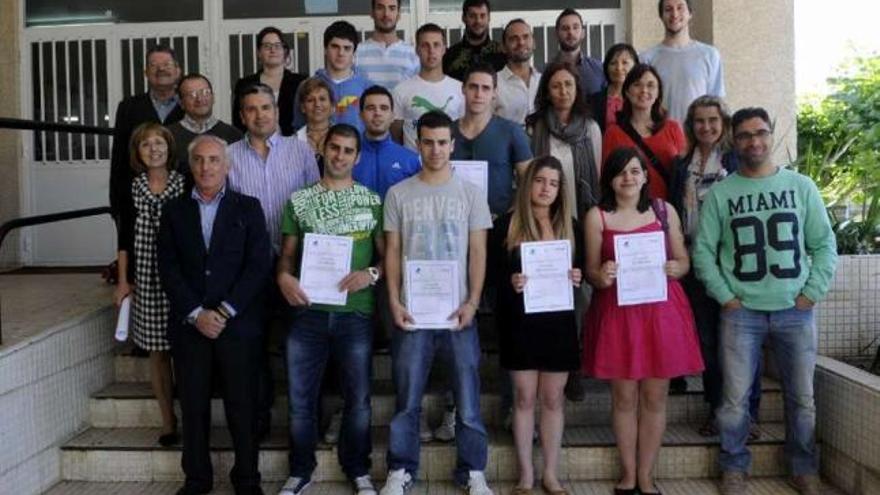 La cuarta promoción del curso en reanimación cardiopulmonar recibió ayer los diplomas.  // Noé Parga