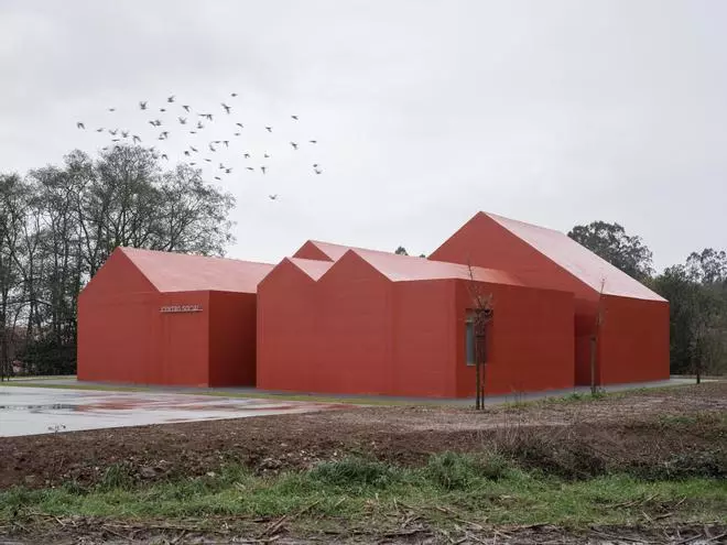 O centro social de Goiáns sitúa a Carballo na elite da arquitectura pública