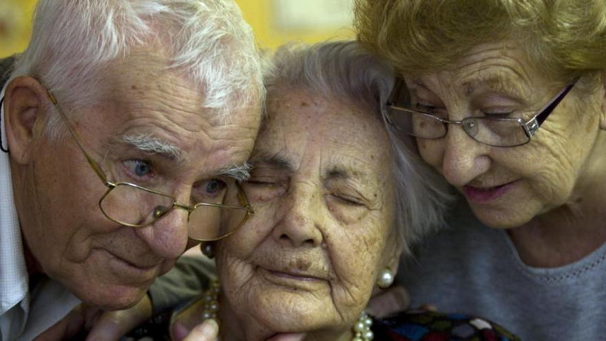 Ana Vela Rubio, en el centro, junto a sus hijos Juan y Ana.