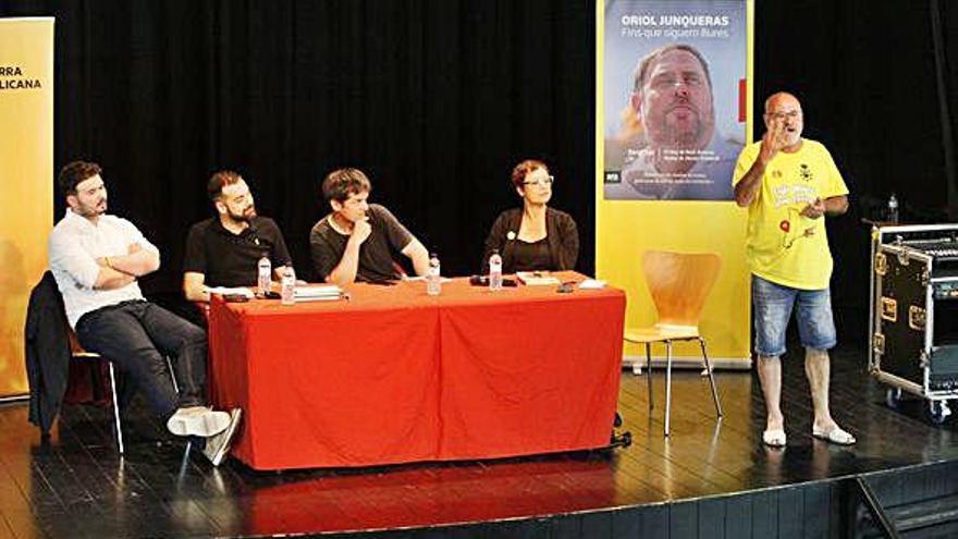 Maxi Calero (a la dreta), amb Gabriel Rufián, Quim Ayats, Sergi Sol i Montse Bassa, ahir, a St. Narcís.