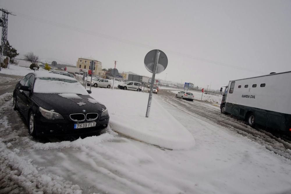 Los coches dando la vuelta en el área de servicio de Sax