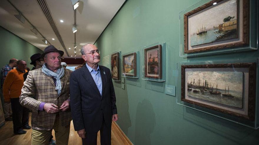 El sobrino-nieto de Picasso Xavier Vilató y el alcalde de Málaga, Francisco de la Torre, observan los cuadros.