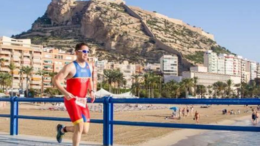 García Egea durante su participación en el triatlón.