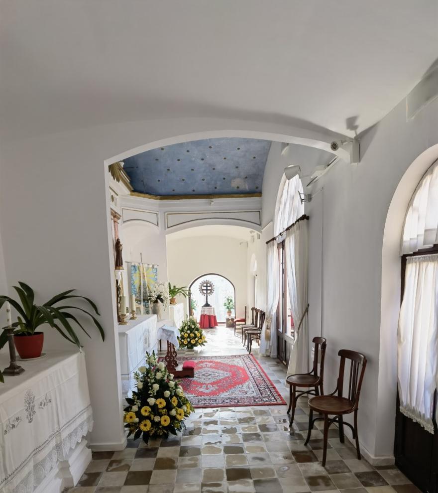 Interior de la ermita de la Virgen de Monserrate.