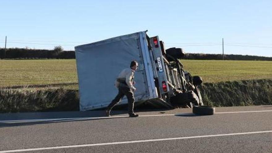 Un camió es va encastar al voral de la N-260 pel fort vent