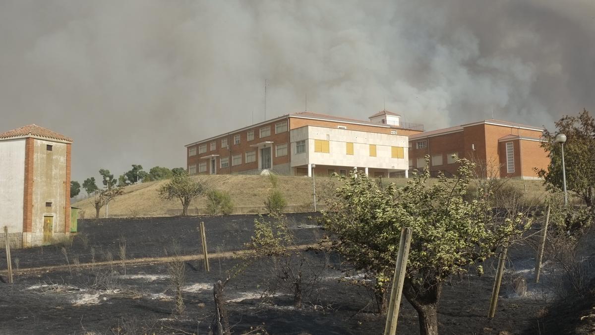 Escuela de Capacitación Agraria de Santa Croya envuelta por el humo.