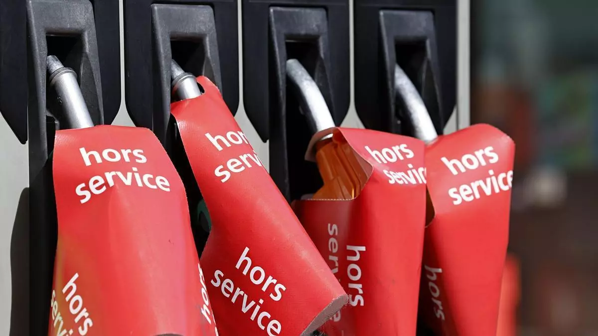 El precio récord de la gasolina tensa las calles de Francia y genera problemas de abastecimiento