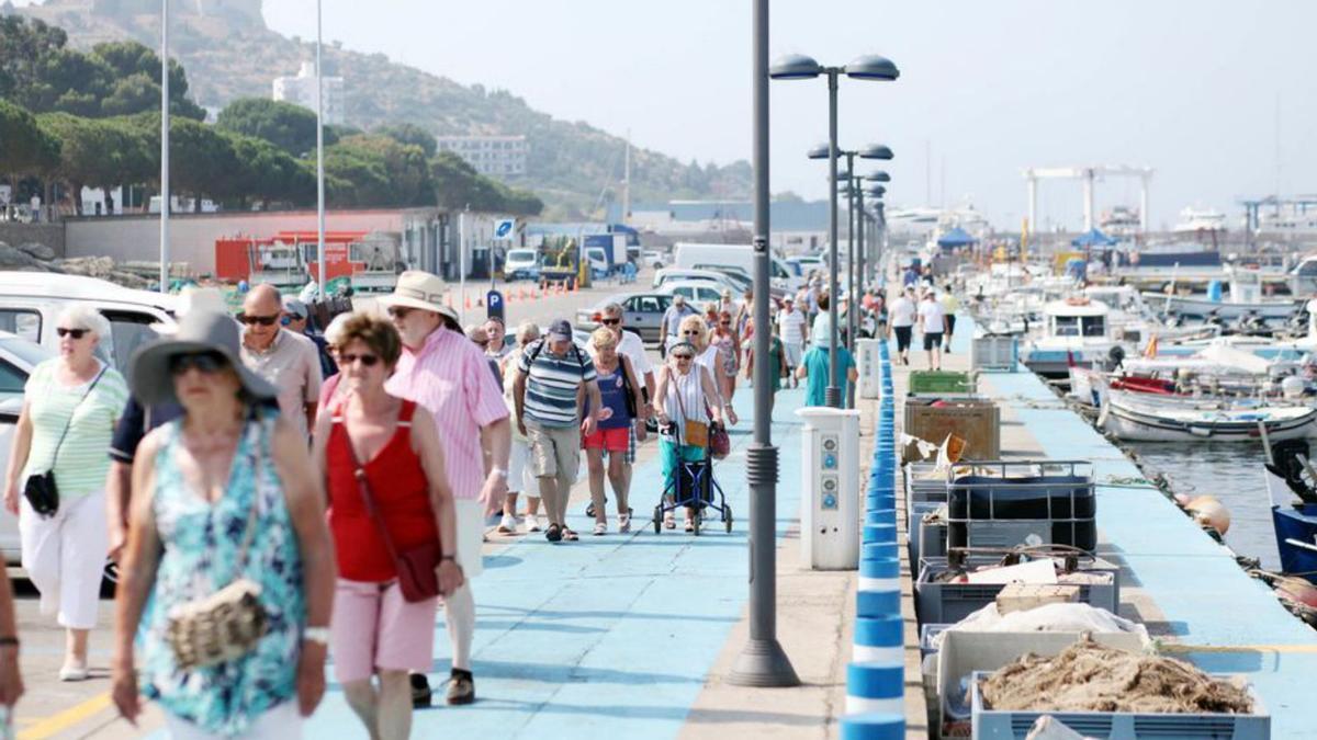 Turistes desembarcats a Roses | EMPORDÀ