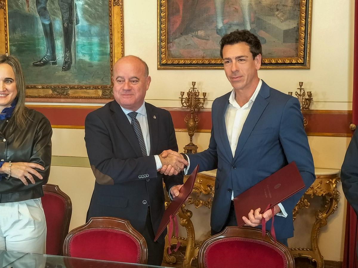 Manolo Barón y José Antonio Barón se estrechan la mano