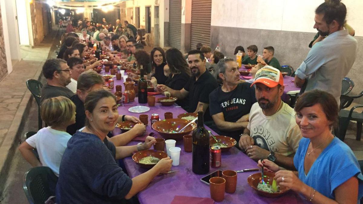 Un grupo de comensales disfruta del ‘Sopar a la fresca’ en la calle Bonaire. | JAUME CANUT