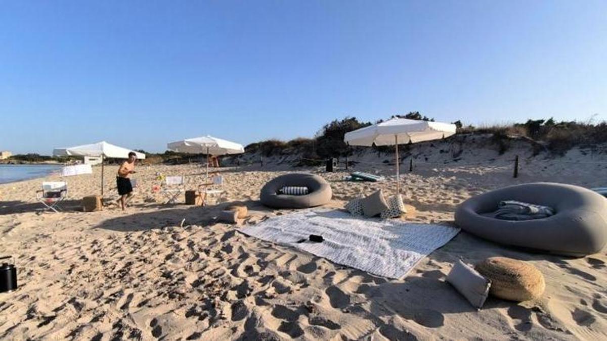 Es Trenc amanece convertido en un «resort» improvisado