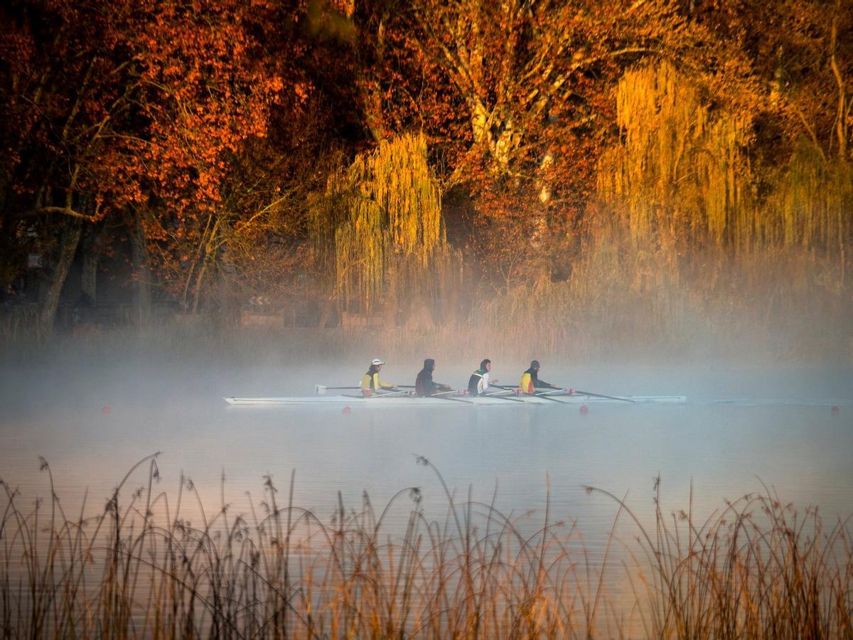 Practicando remo en Banyoles.