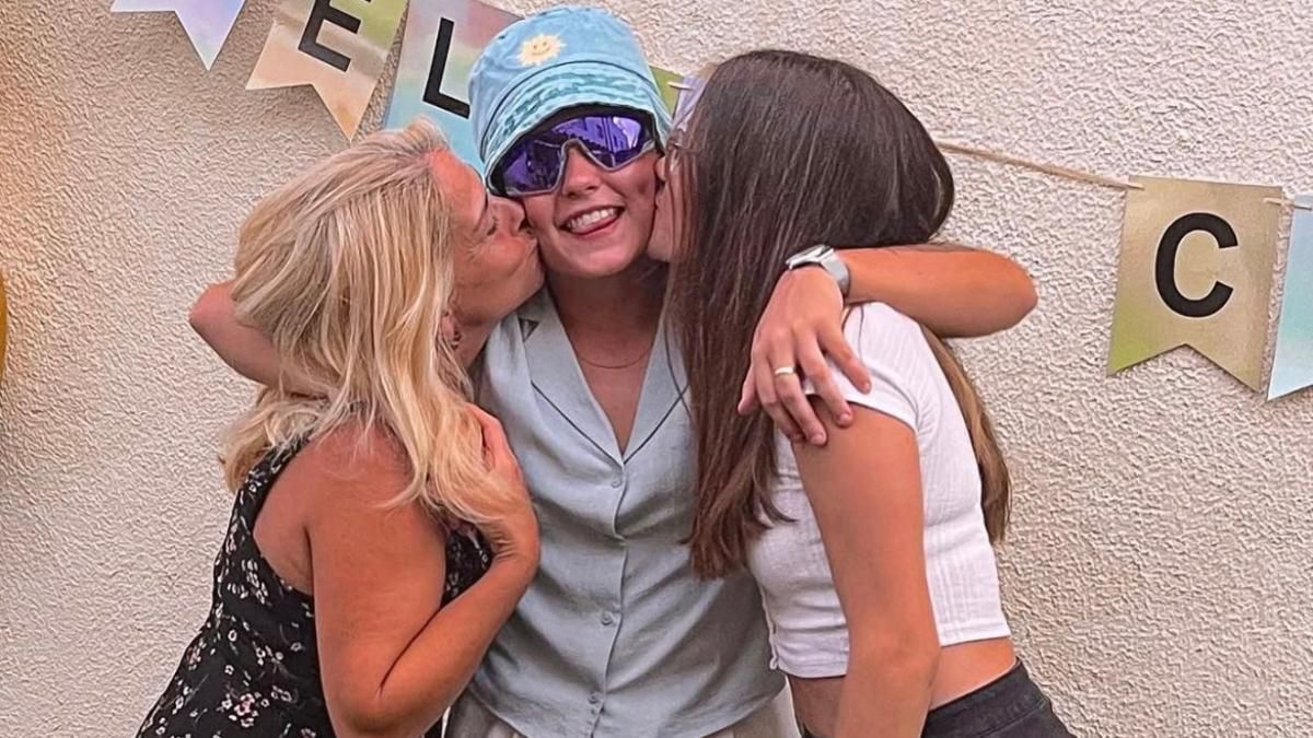 Claudia Pina junto a su madre y su hermana