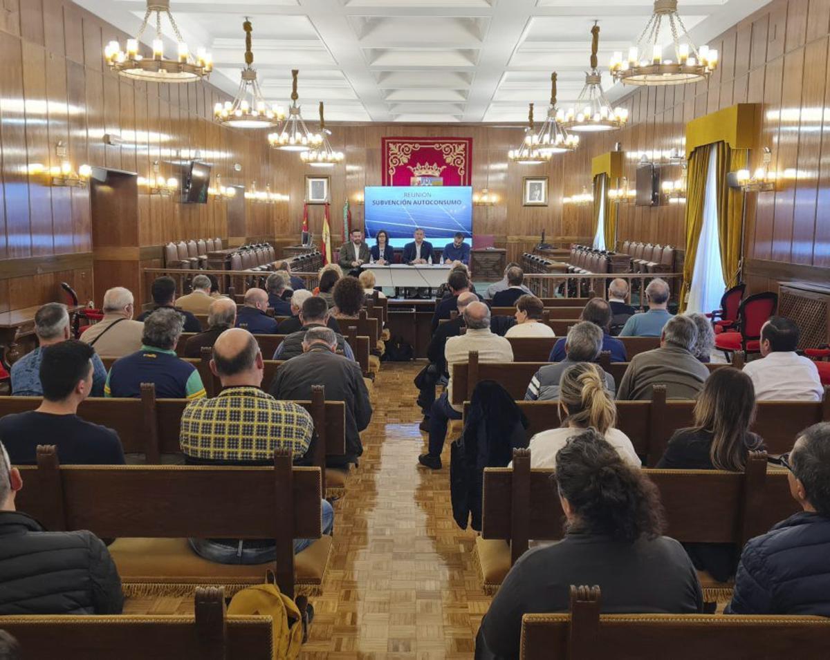 Reunión en el Salón de Plenos de la Diputación Provincial.