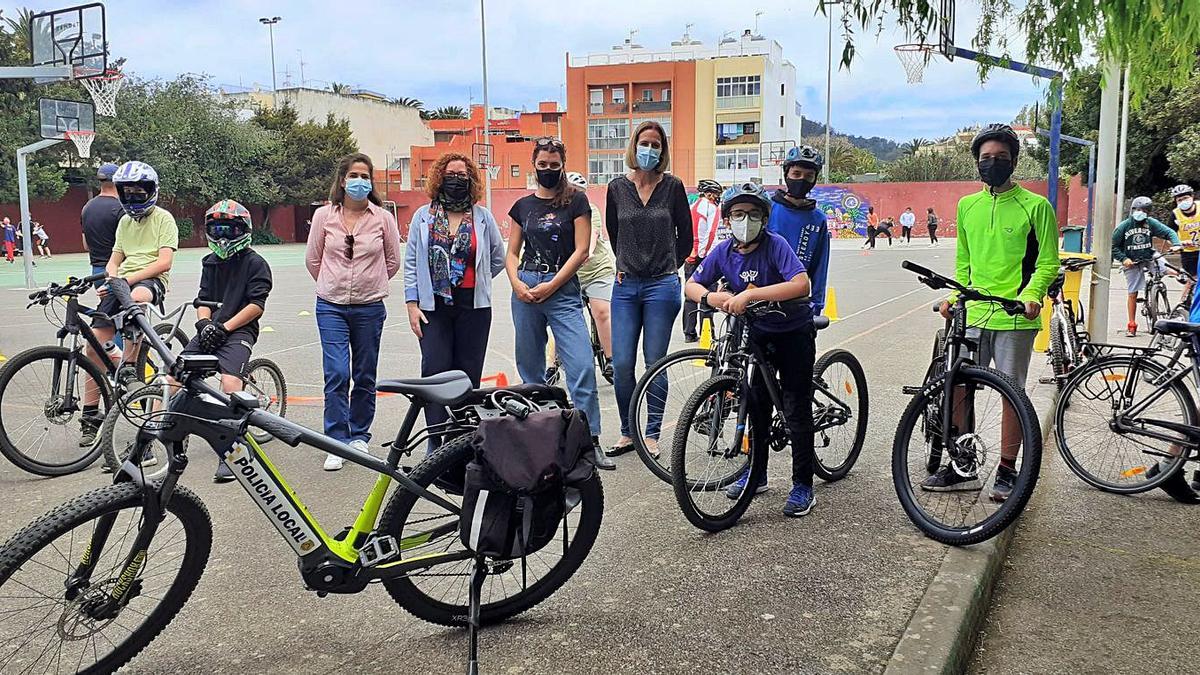 Alumnos de primero de la ESO de centros educativos laguneros reciben formación en educación vial y ciclismo urbano gracias a la colaboración de la Asociación Cronotropo y de agentes de la Policía Local. En la foto, la edil de Movilidad, María José Roca, en el curso del Cabrera Pinto. | e.d.