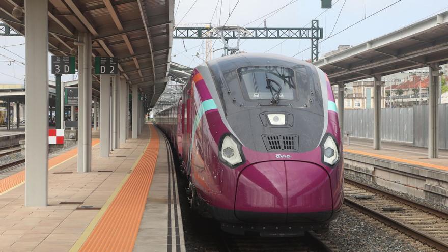 Un tren Avlo en la estación de Santiago.   | // XOÁN ÁLVAREZ