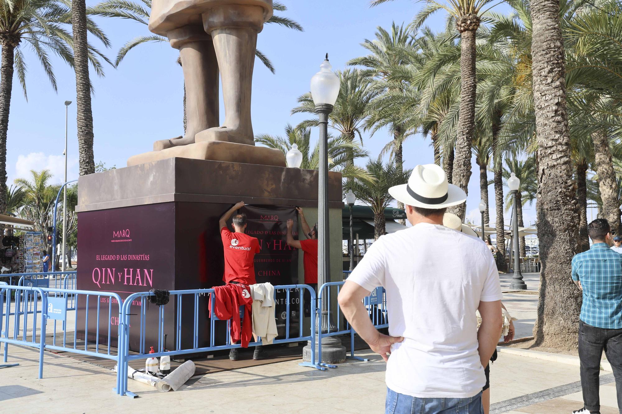 Un guerrero de Xian gigante custodia la Explanada de Alicante