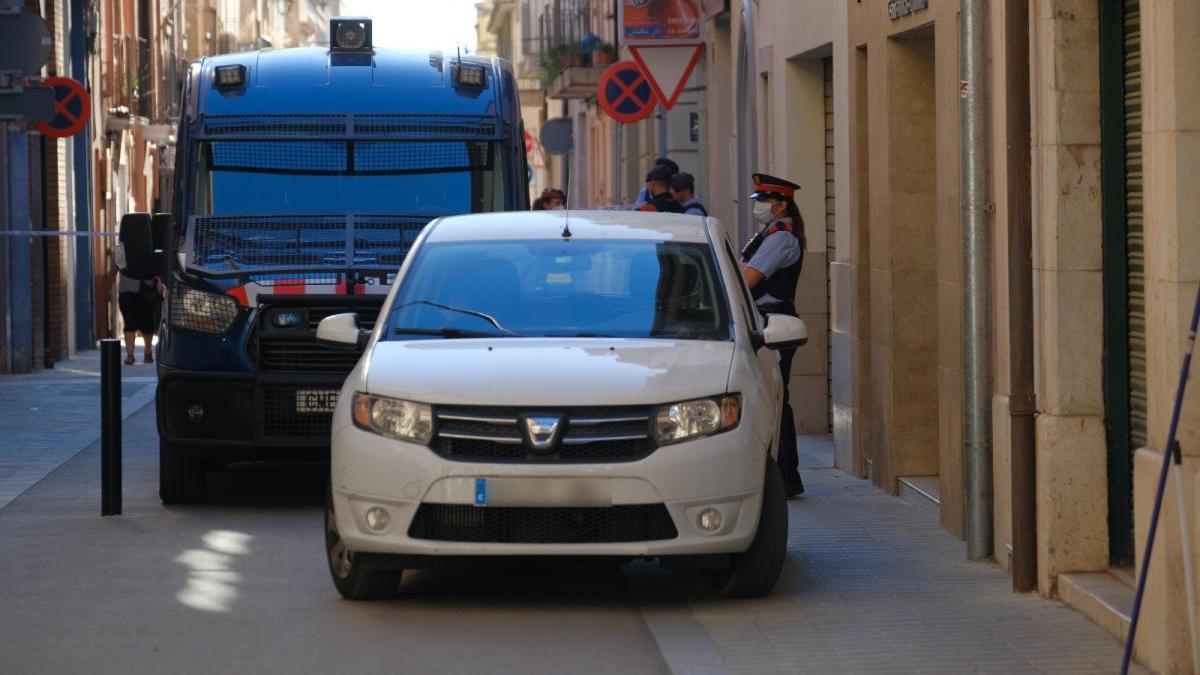 Moment del dispositiu policial al carrer Pi i Margall de Figueres.
