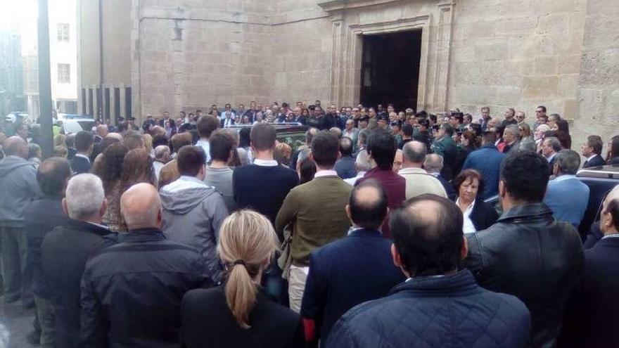 Decenas de amigos y compañeros despiden al guardia civil Paco Galán