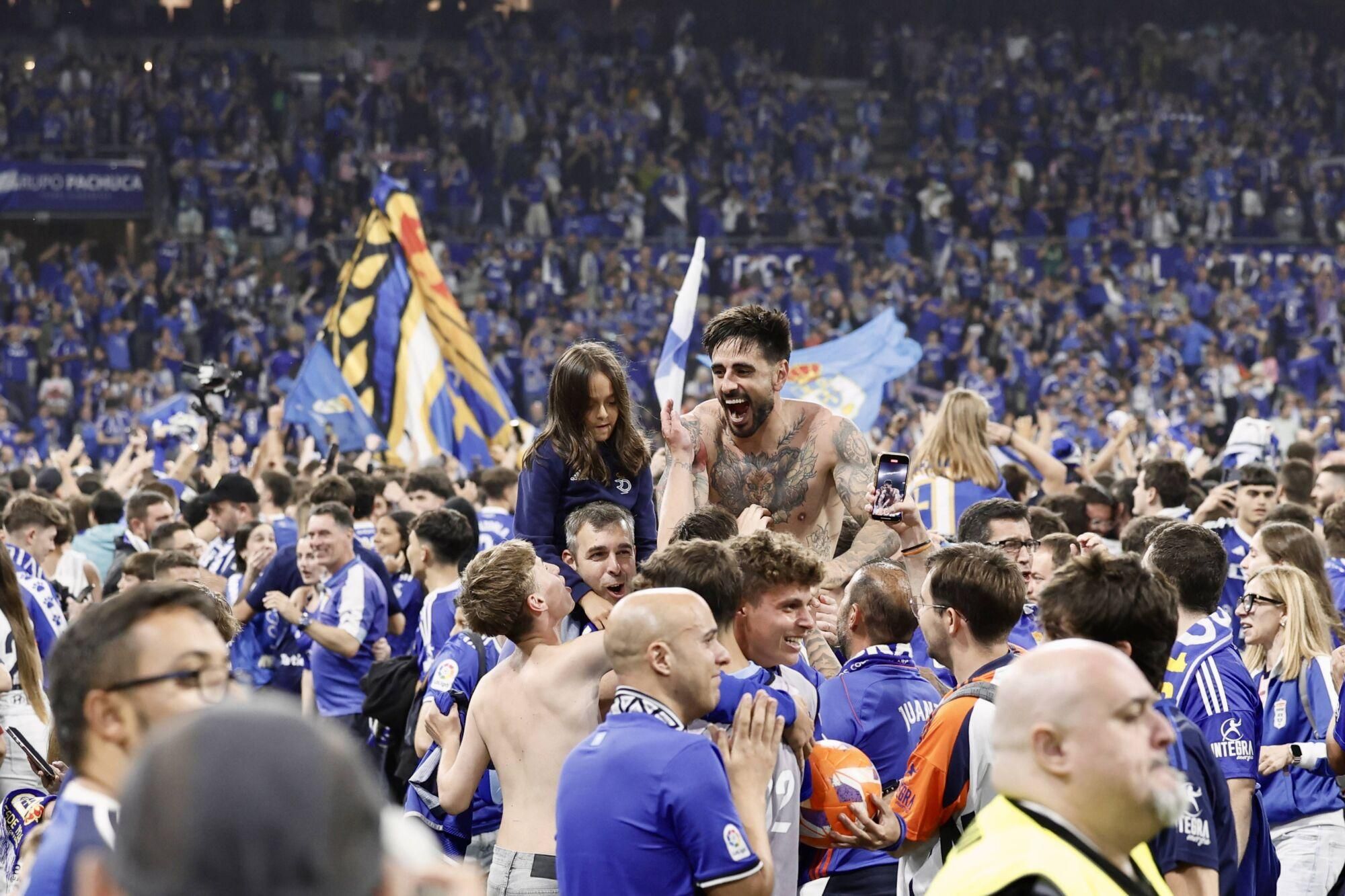 Así se vivió en el Carlos Tartiere la noche del ascenso del Oviedo a Primera División 24 años después