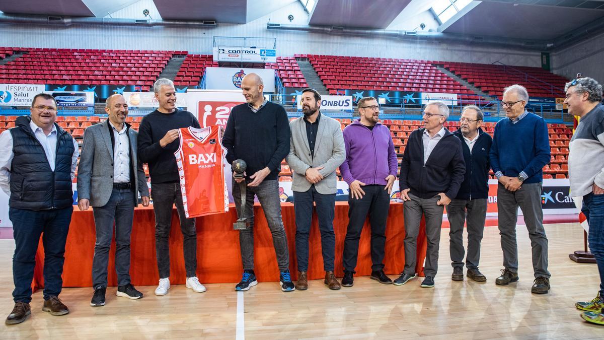 Roman Montañez i Jordi Singla, al centre, envoltats d'una representació de l'organització dels actes del 25è aniversari del títol de la Lliga ACB