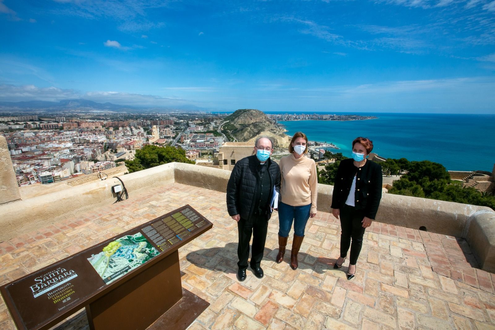 Preparativos en el Castillo de Santa Bárbara para la llegada de la Santa Faz