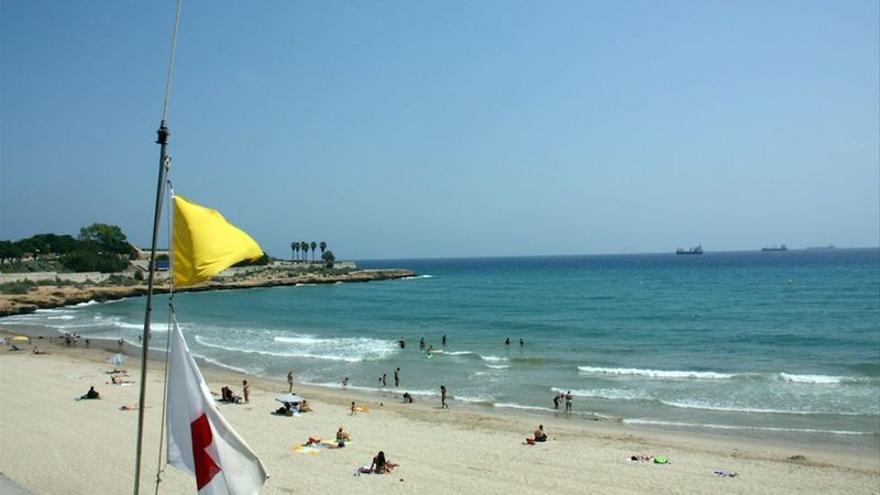 Una bandera groga oneja a una platja del litoral de Tarragona