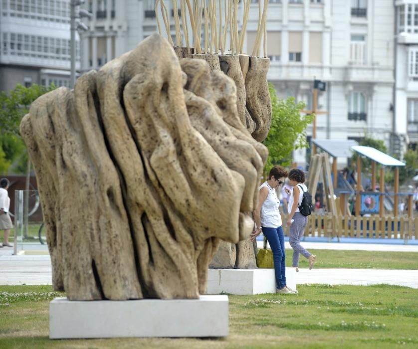 La exposición 'Ao carón do mar' reúne obras de cinco escultores en la dársena de La Marina