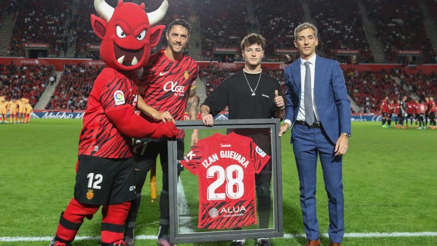 El Mallorca homenajea a Izan Guevara por su título mundial