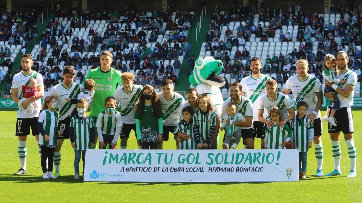 Formación del Córdoba CF ante el Mensajero en El Arcángel.