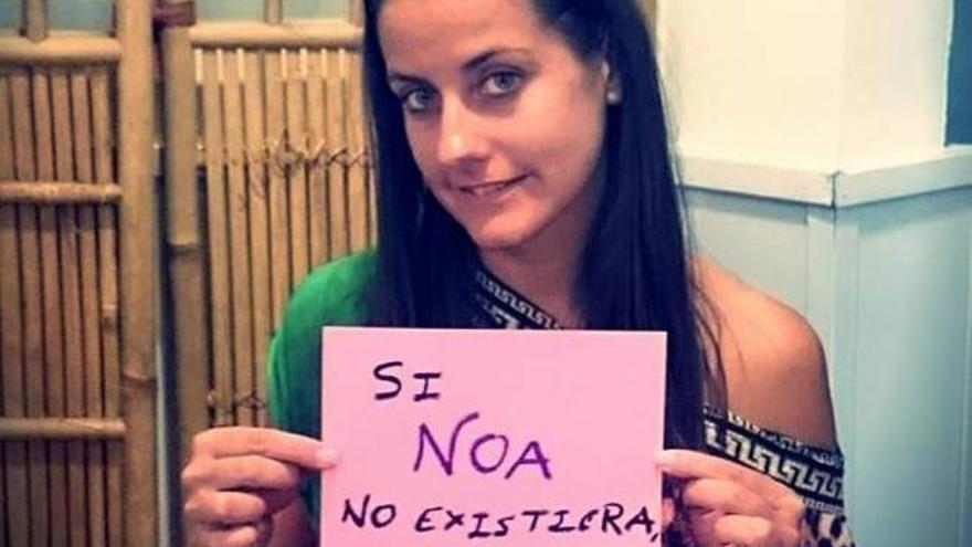Andrea López, con el cartel en el que denunciaba en redes sociales que no niña no podía acudir al campamento urbano.