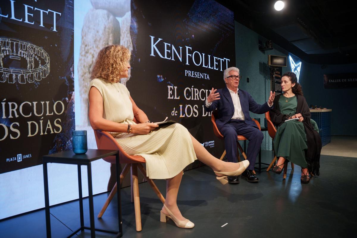 El escritor Ken Follett (c) presenta su nueva novela, 'El círculo de los días', a 9 de octubre de 2025, en Madrid (España). La obra está ambientada en la época de la construcción de Stonehenge, a través de una saga épica protagonizada por Seft y Joia. Además del evento literario, los asistentes podrán disfrutar de un vídeo inmersivo, talleres de sílex, actividades familiares y consultar toda la trayectoria del escritor en una biblioteca especial. 09 OCTUBRE 2025;KEN FOLLET;PELICULA;CIRCULO DE LOS DIAS Matias Chiofalo / Europa Press 09/10/2025. KEN FOLLET;Matias Chiofalo